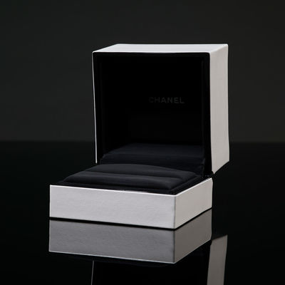 White Round Luxury Velvet Engagement Ring Box Jewelry Idea Gift Box